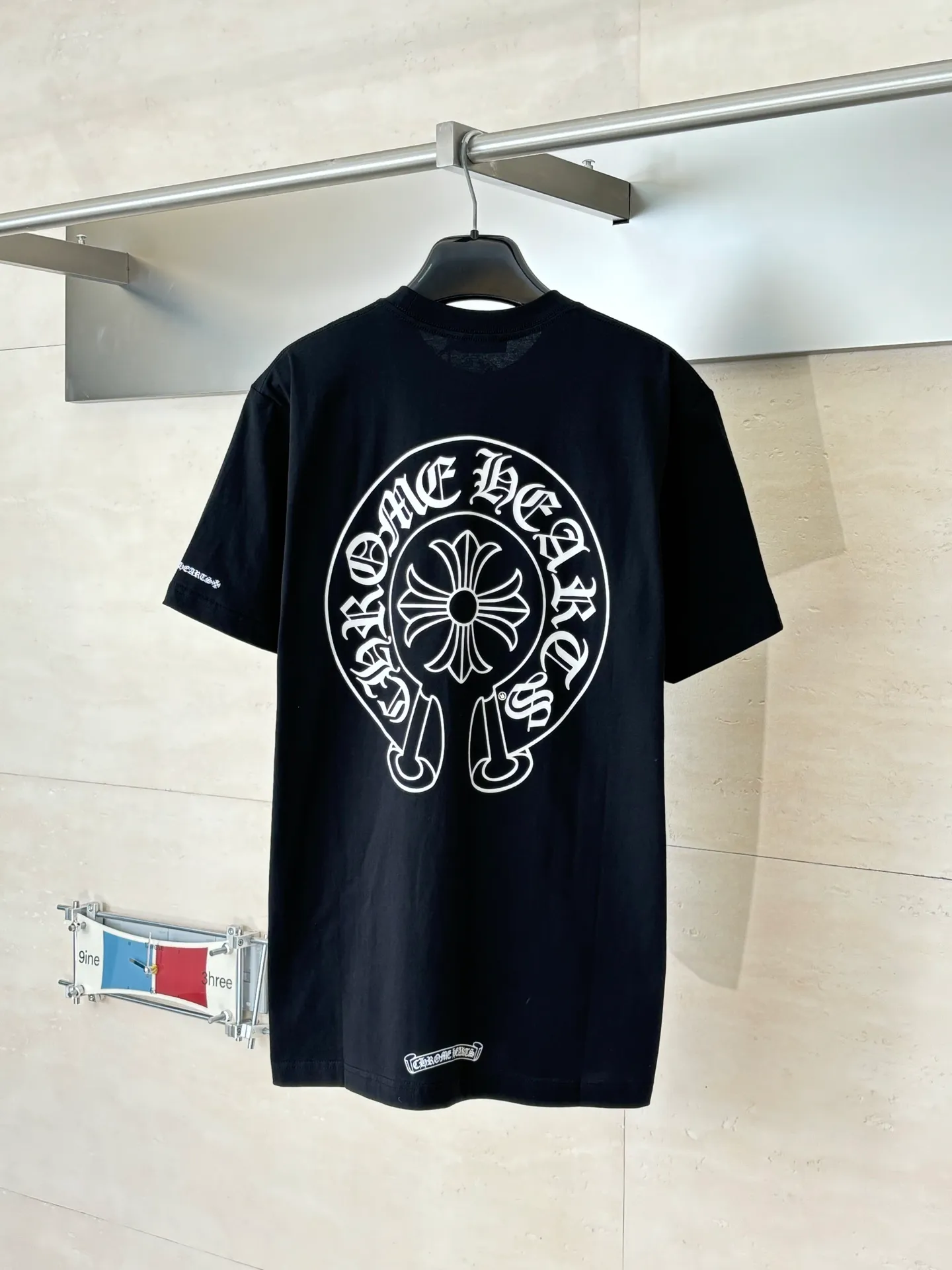 P226 Chrome Heart*/Chrome Heart Horseshoe print pocket printed short-sleeved T-shirt Made of the same heavy-weight pure cotton material as the original, high-count yarn is light, thin and breathable. Imported ink three-dimensional printing, skin-friendly and breathable. And through anti-shrinkage treatment, it will not be easily deformed after long-term wear. The imported ink has passed Oeko-Tex Standard 100 environmental protection certification. The color fastness reaches level 4-5, and there is no obvious fading after 50 times of washing. Strictly proofread the color management system of digital printing. Custom woven and dyed, no color difference from the original version Size: S/M/L